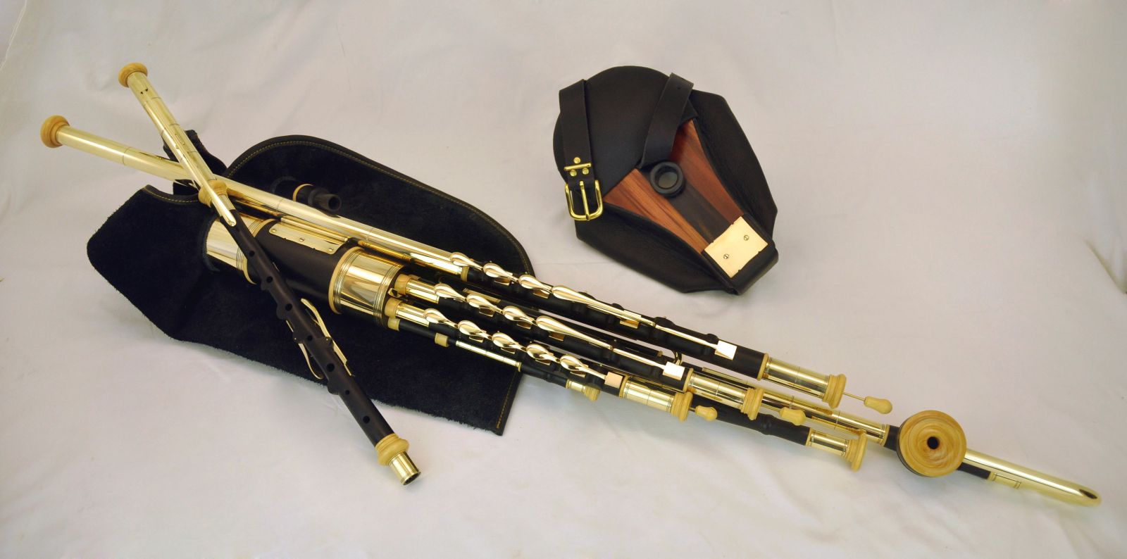 Uilleann Pipes mit Blasebalg auf weißem Grund