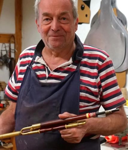Andreas mit Uilleann Pipes in der Werkstatt