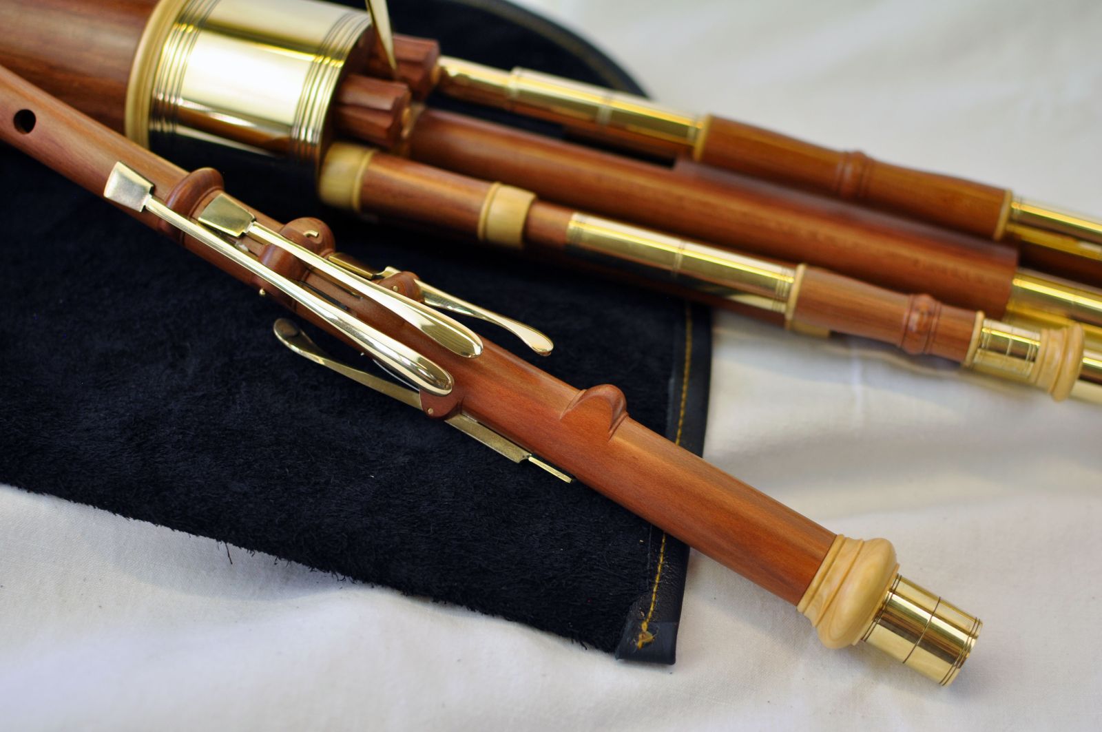 Chanter mit Klappen auf blauem Tuch