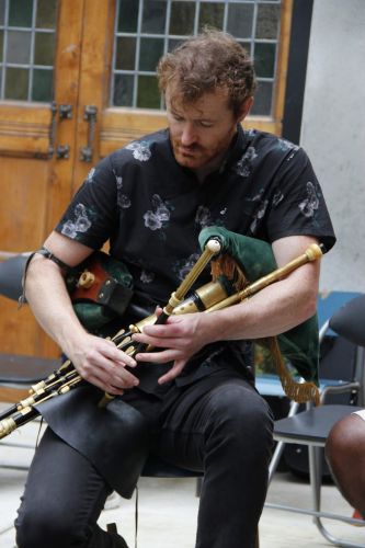 Fiachra spielt Uilleann Pipes
